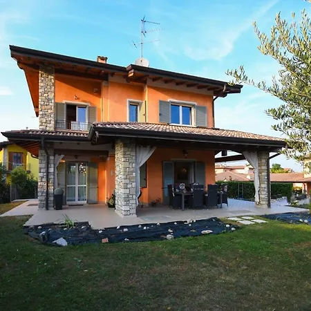 Orange Moniga del Garda